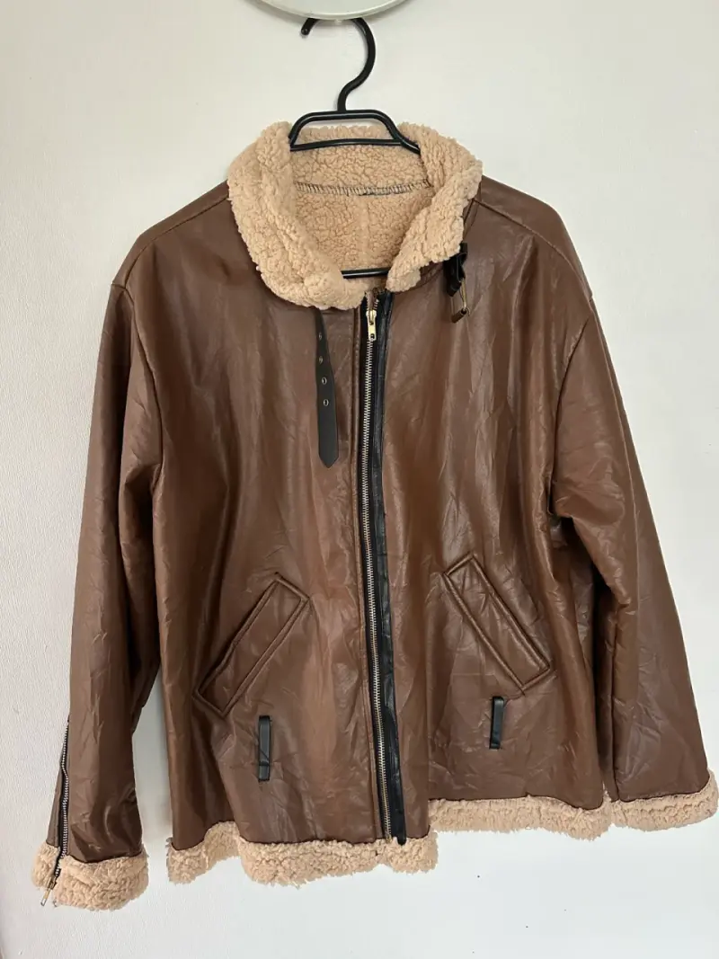Chaqueta de cuero sintético marrón con forro de borrego - 1