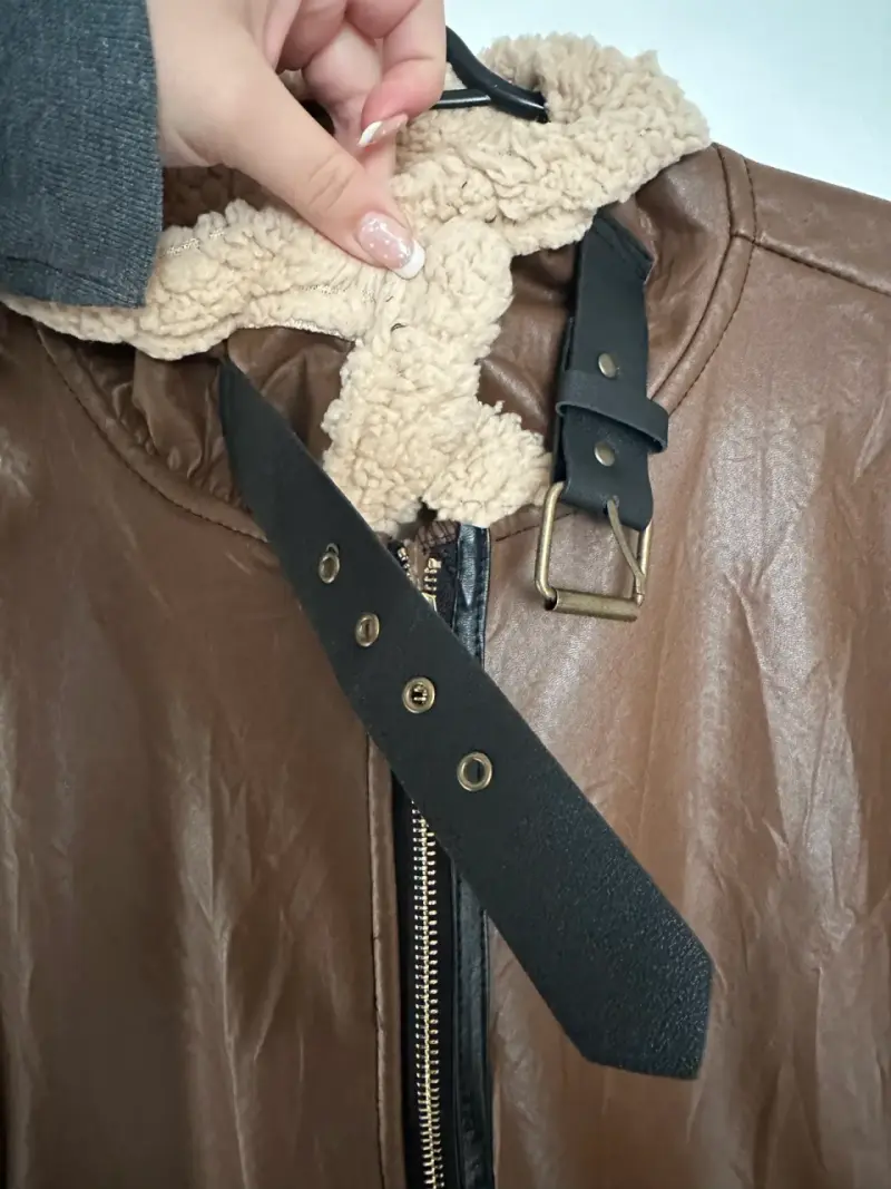 Chaqueta de cuero sintético marrón con forro de borrego - 2