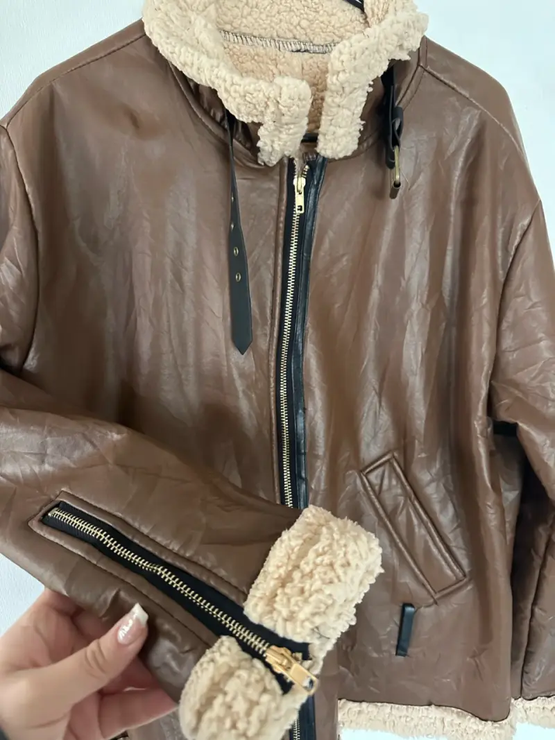 Chaqueta de cuero sintético marrón con forro de borrego - 3