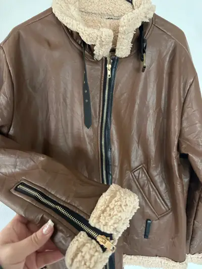 Chaqueta de cuero sintético marrón con forro de borrego - miniatura 3