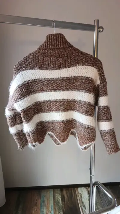Suéter de lana a rayas marrón y blanco - miniatura 2