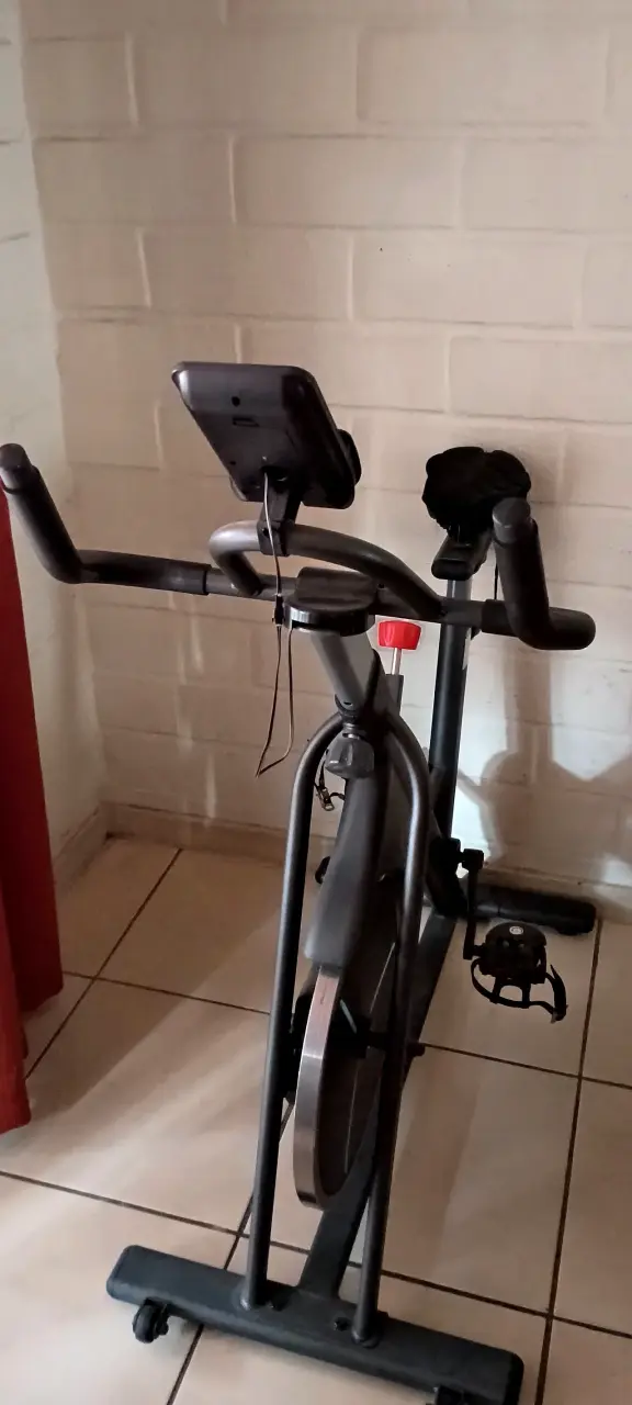 Bicicleta estática de ejercicio con pantalla - 1