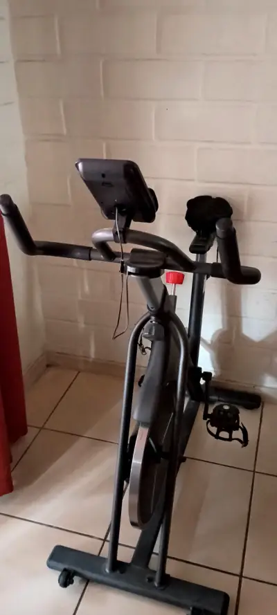 Bicicleta estática de ejercicio con pantalla - miniatura 1