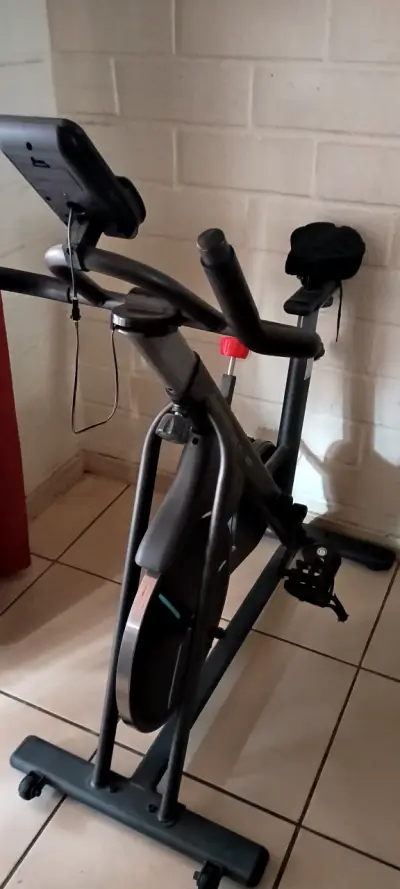 Bicicleta estática de ejercicio con pantalla - miniatura 2