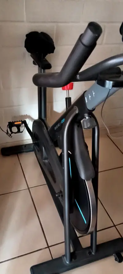 Bicicleta estática de ejercicio con pantalla - miniatura 3