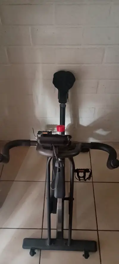 Bicicleta estática de ejercicio con pantalla - miniatura 4
