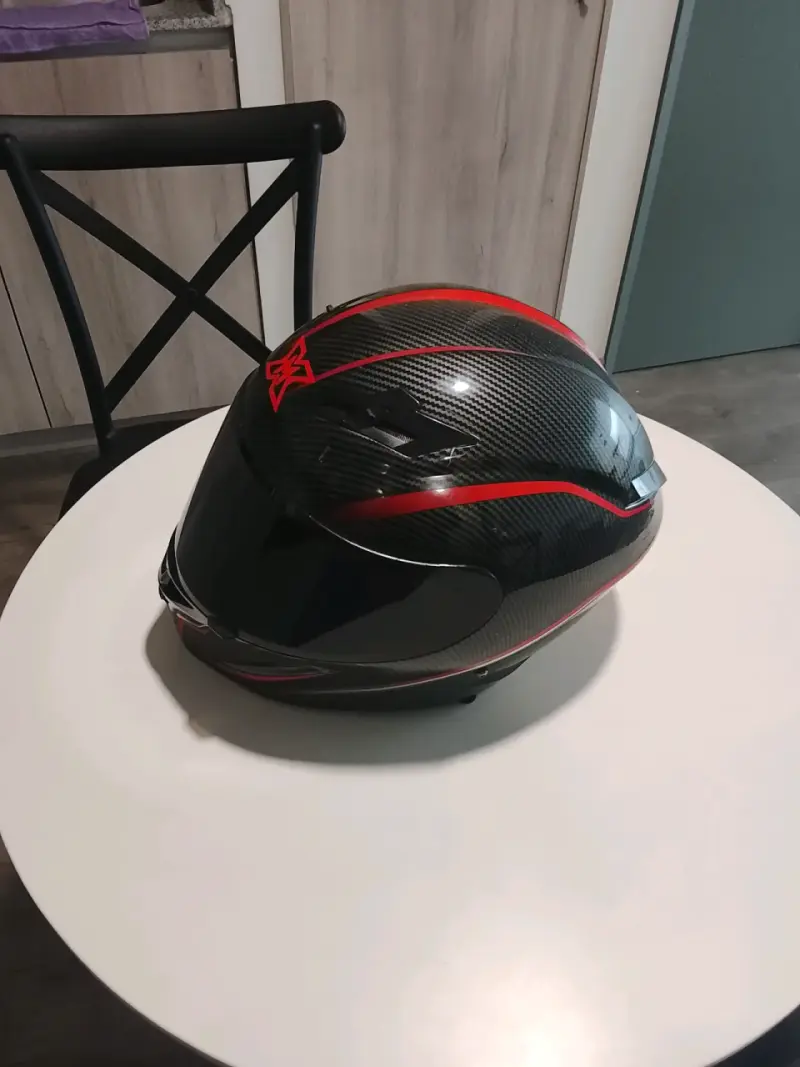 Casco de moto fibra de carbono con diseño rojo - 1