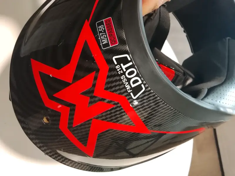Casco de moto fibra de carbono con diseño rojo - 3