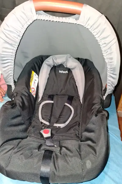 Silla de Auto Infanti Negra para Bebé - miniatura 2
