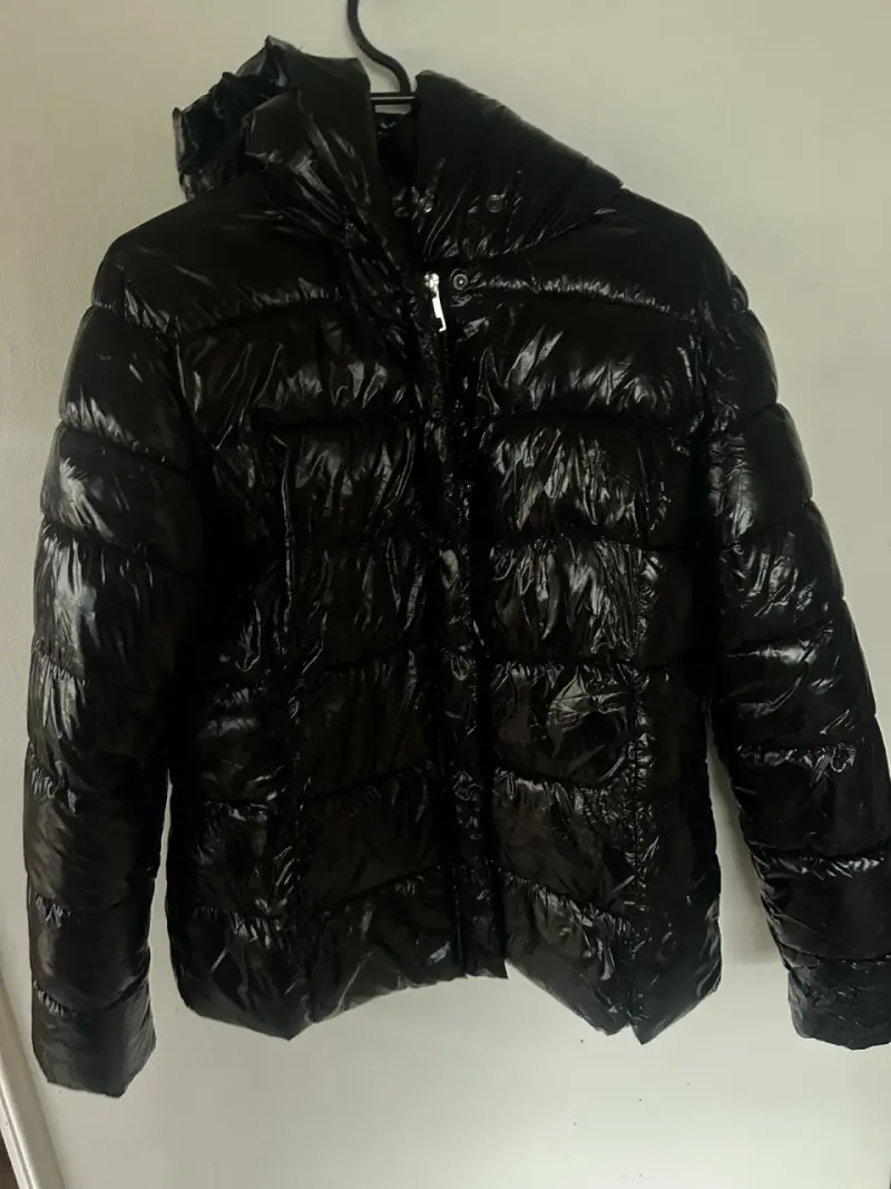 Chaqueta acolchada negra con capucha - 1