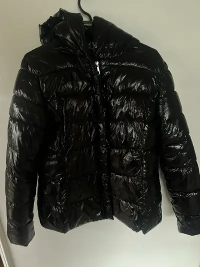 Chaqueta acolchada negra con capucha - miniatura 1