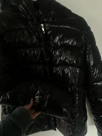 Chaqueta acolchada negra con capucha - miniatura 2