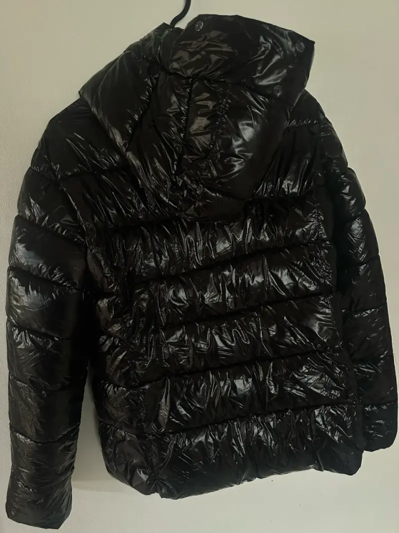 Chaqueta acolchada negra con capucha - 3