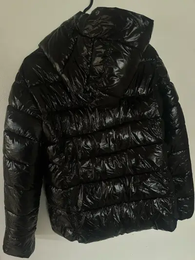 Chaqueta acolchada negra con capucha - miniatura 3
