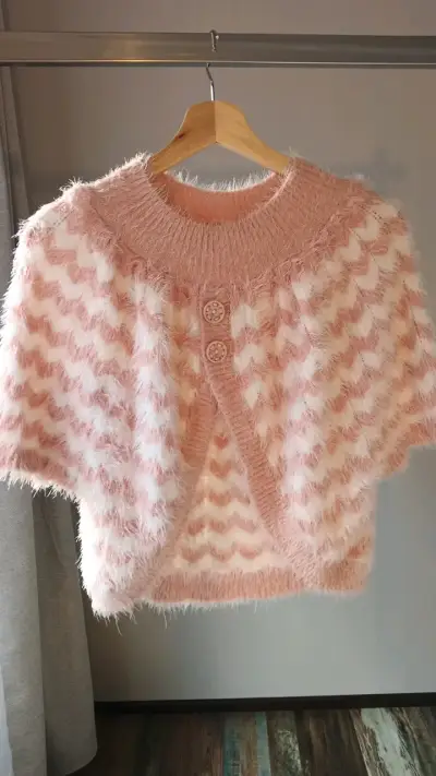 Chaleco de punto peludo rosado con botones - miniatura 1