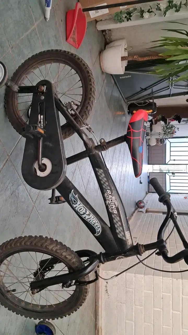 Bicicleta infantil Hot Wheels negra - 2