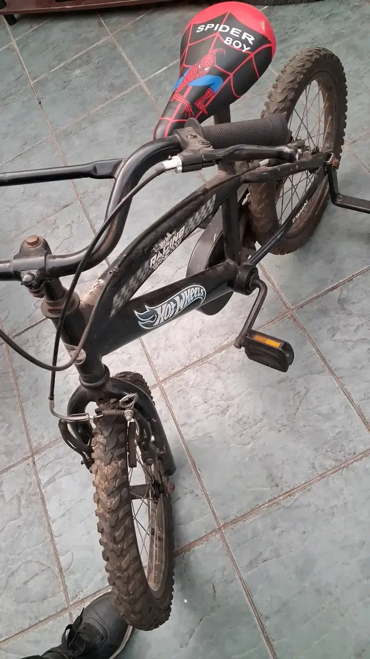 Bicicleta infantil Hot Wheels negra - 3