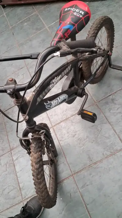 Bicicleta infantil Hot Wheels negra - miniatura 3
