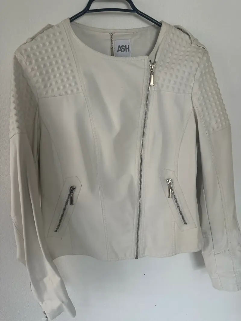 Chaqueta de cuero sintético blanca con diseño acolchado - 1
