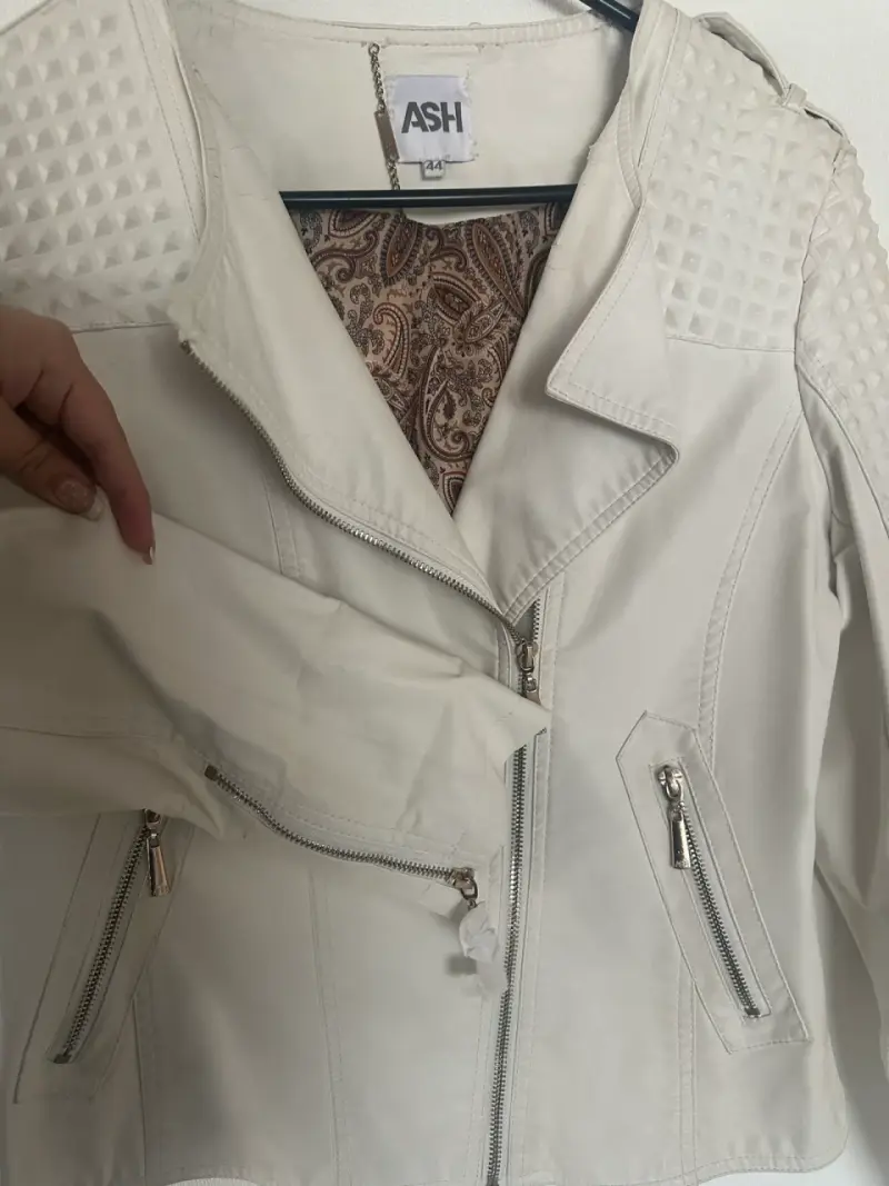 Chaqueta de cuero sintético blanca con diseño acolchado - 2