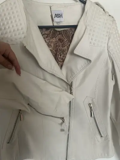 Chaqueta de cuero sintético blanca con diseño acolchado - miniatura 2