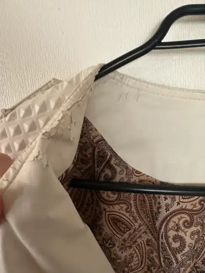 Chaqueta de cuero sintético blanca con diseño acolchado - miniatura 3