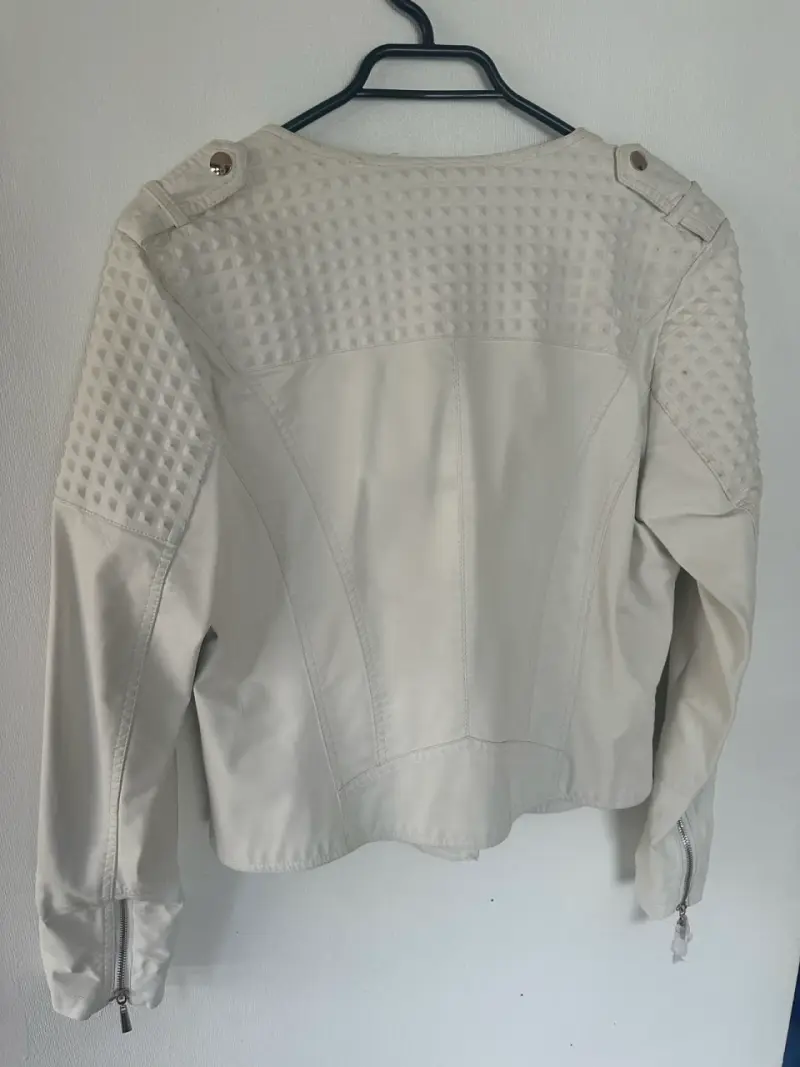 Chaqueta de cuero sintético blanca con diseño acolchado - 4