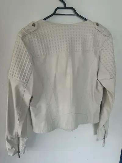 Chaqueta de cuero sintético blanca con diseño acolchado - miniatura 4