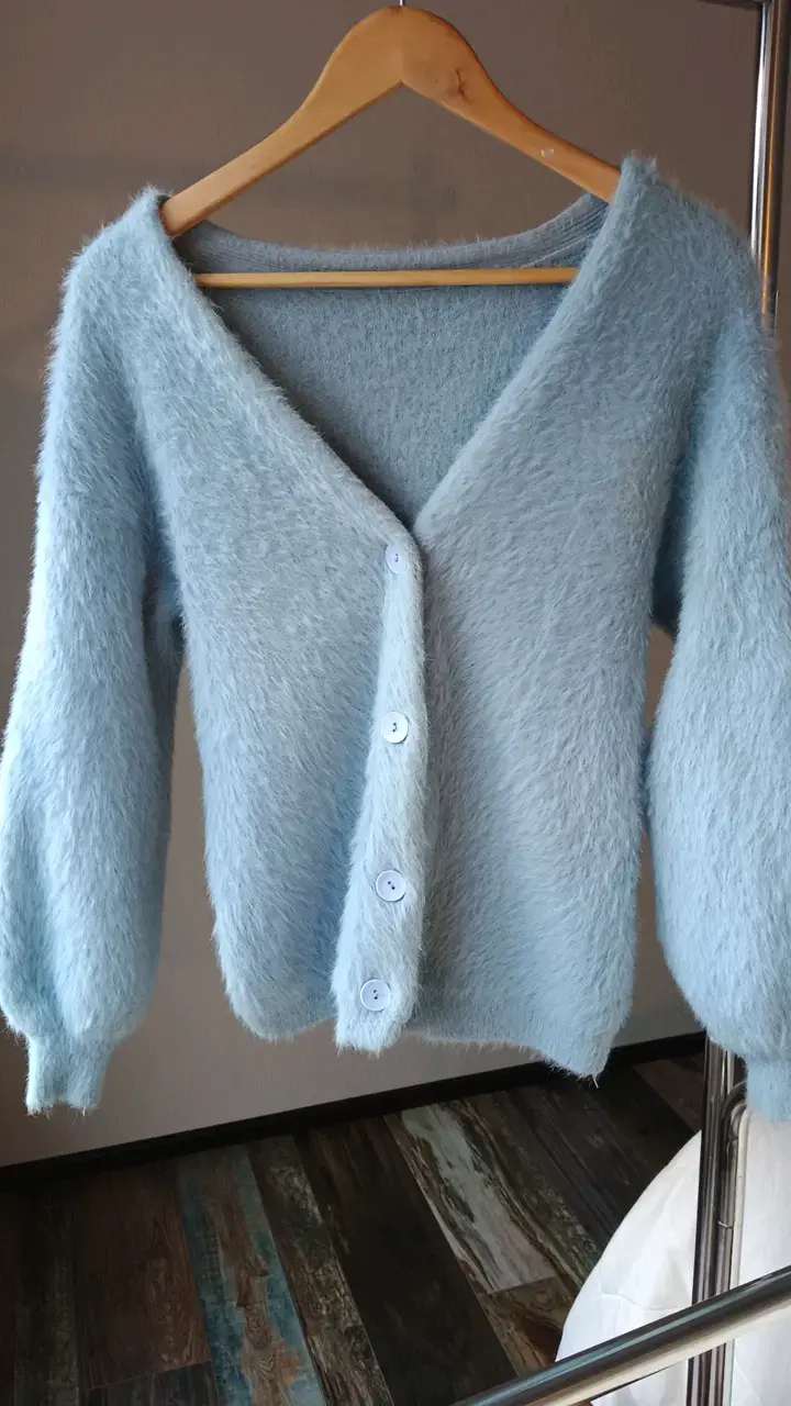 Cardigan de lana azul claro suave - 1