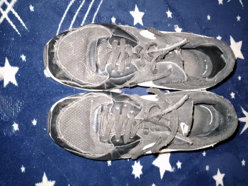 Zapatillas deportivas negras usadas para hombre