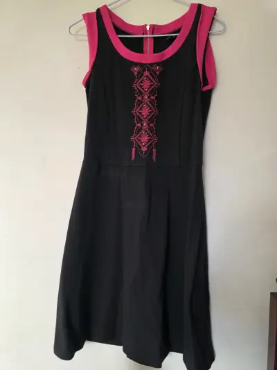 Vestido negro con bordado rosa sin mangas - miniatura 1