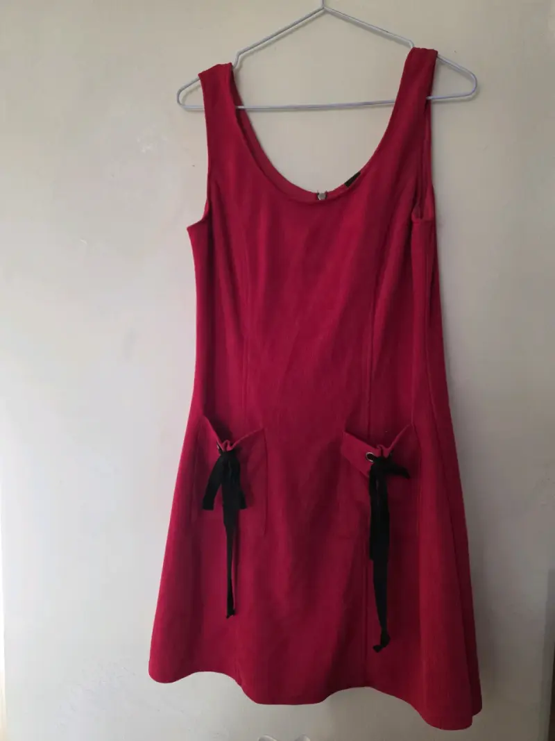 Vestido negro con bordado rosa sin mangas - 3
