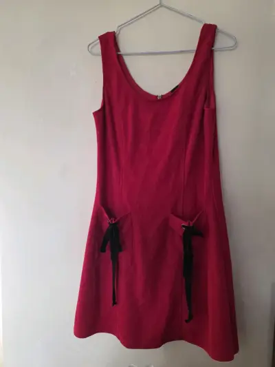 Vestido negro con bordado rosa sin mangas - miniatura 3