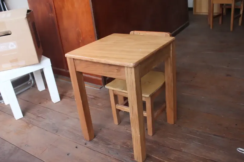 Mesa y silla de madera para niños - 1