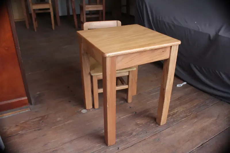 Mesa y silla de madera para niños - 2