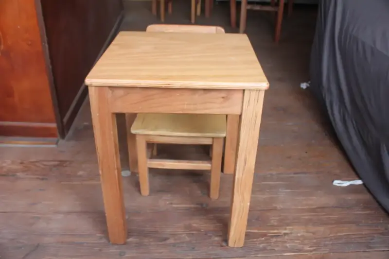 Mesa y silla de madera para niños - 3