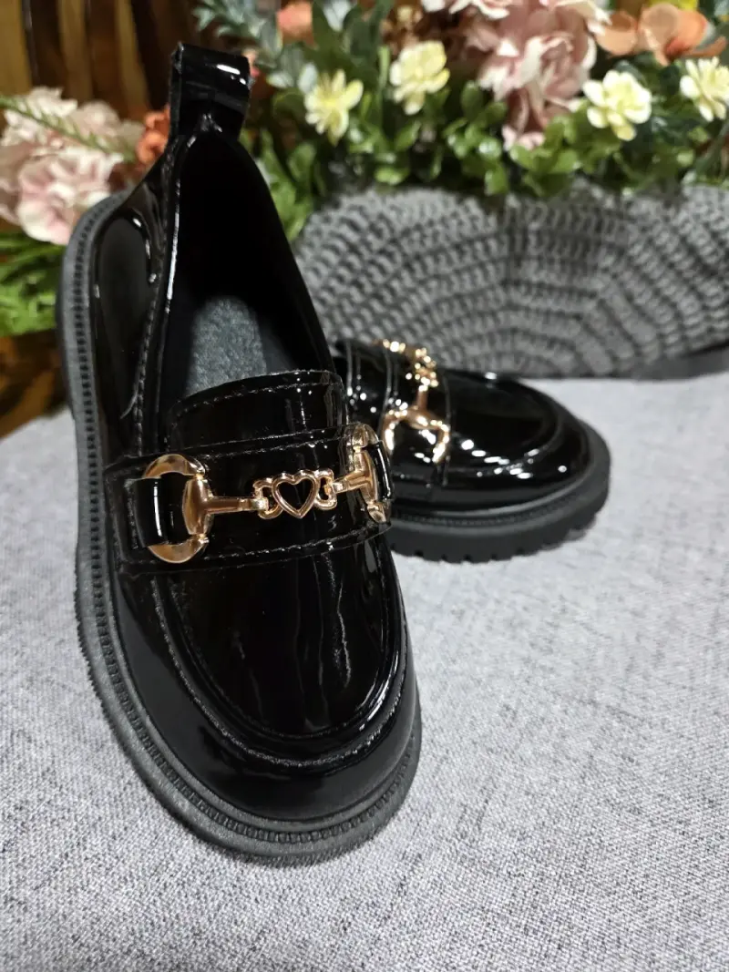 Zapatos de charol negro para niños con detalle dorado - 1