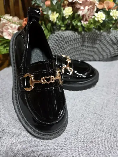 Zapatos de charol negro para niños con detalle dorado - miniatura 1
