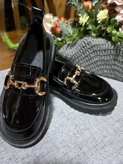 Zapatos de charol negro para niños con detalle dorado - miniatura 2