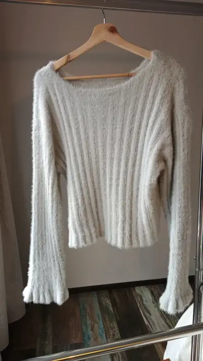 Suéter de mujer gris claro con textura suave - miniatura 1