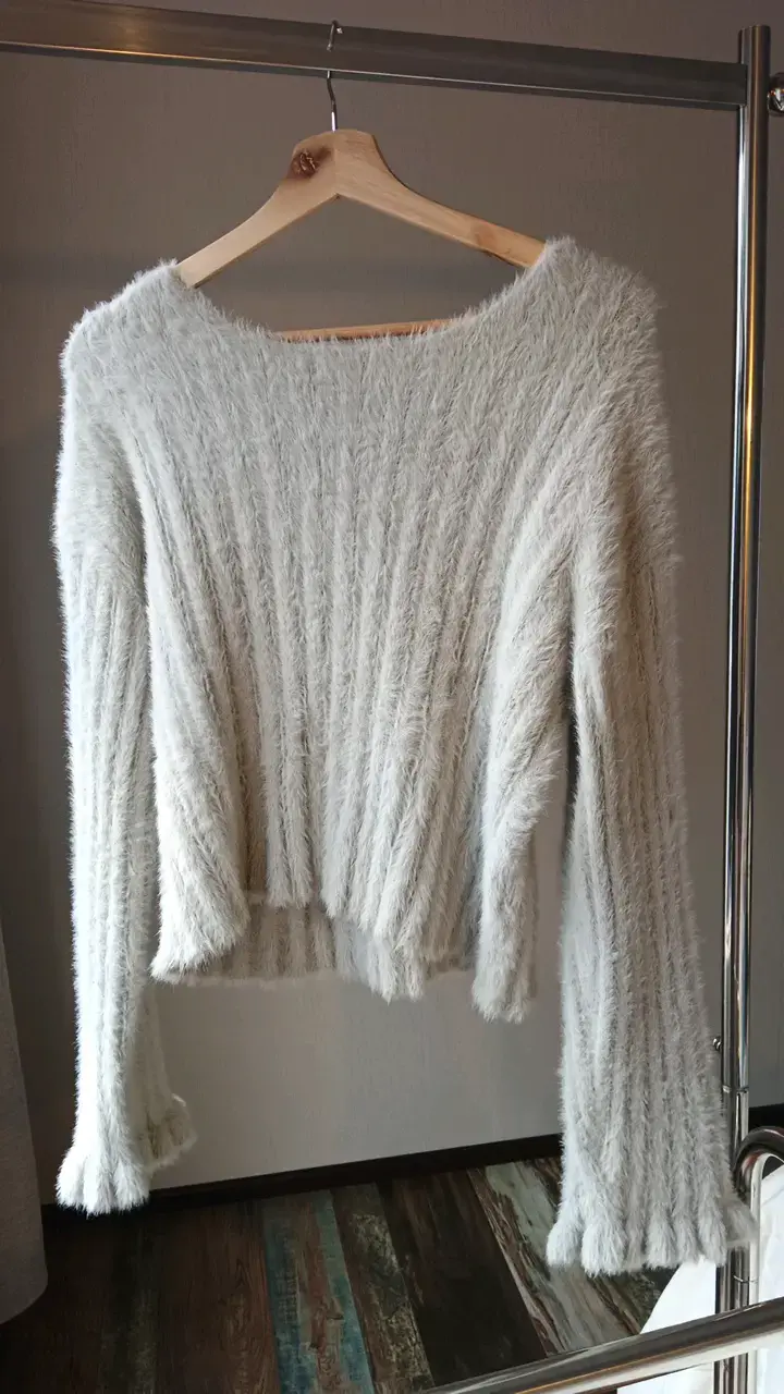 Suéter de mujer gris claro con textura suave - 2