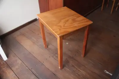 Mesa de madera pequeña - miniatura 1