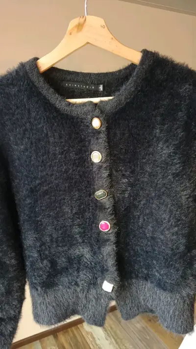 Cardigan de lana negro con botones coloridos - miniatura 3