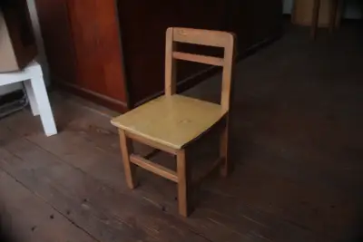 Silla de madera para niños en buen estado - miniatura 1