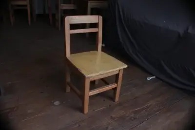 Silla de madera para niños en buen estado - miniatura 2