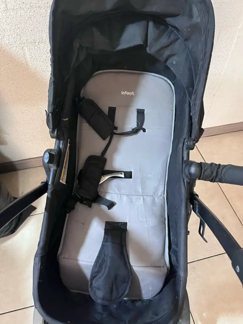 Coche de bebé Infanti negro con manillar ajustable - 2