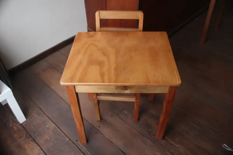 Mesa y silla de madera para niños - 1