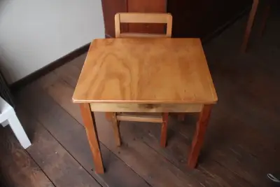 Mesa y silla de madera para niños - miniatura 1