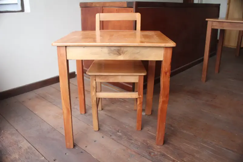 Mesa y silla de madera para niños - 2