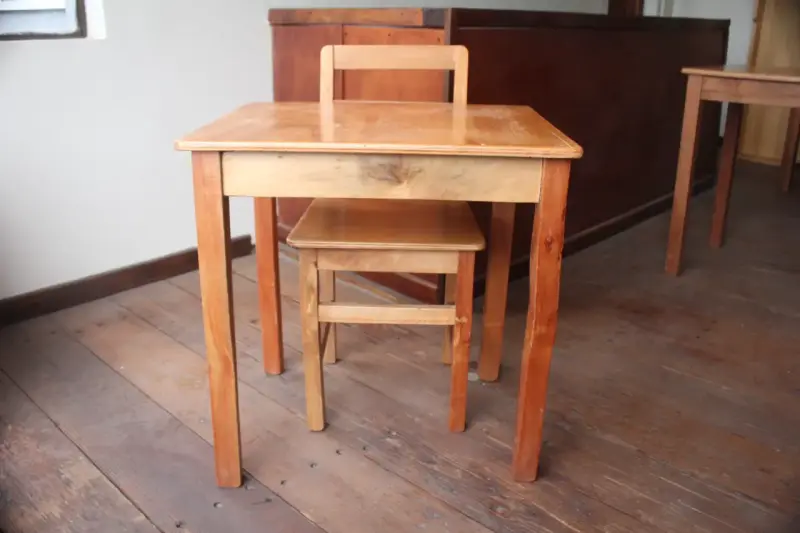 Mesa y silla de madera para niños - 3